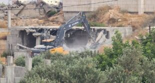 جرافات الاحتلال تهدم منزلين قيد الإنشاء في قرية شقبا غرب رام الله