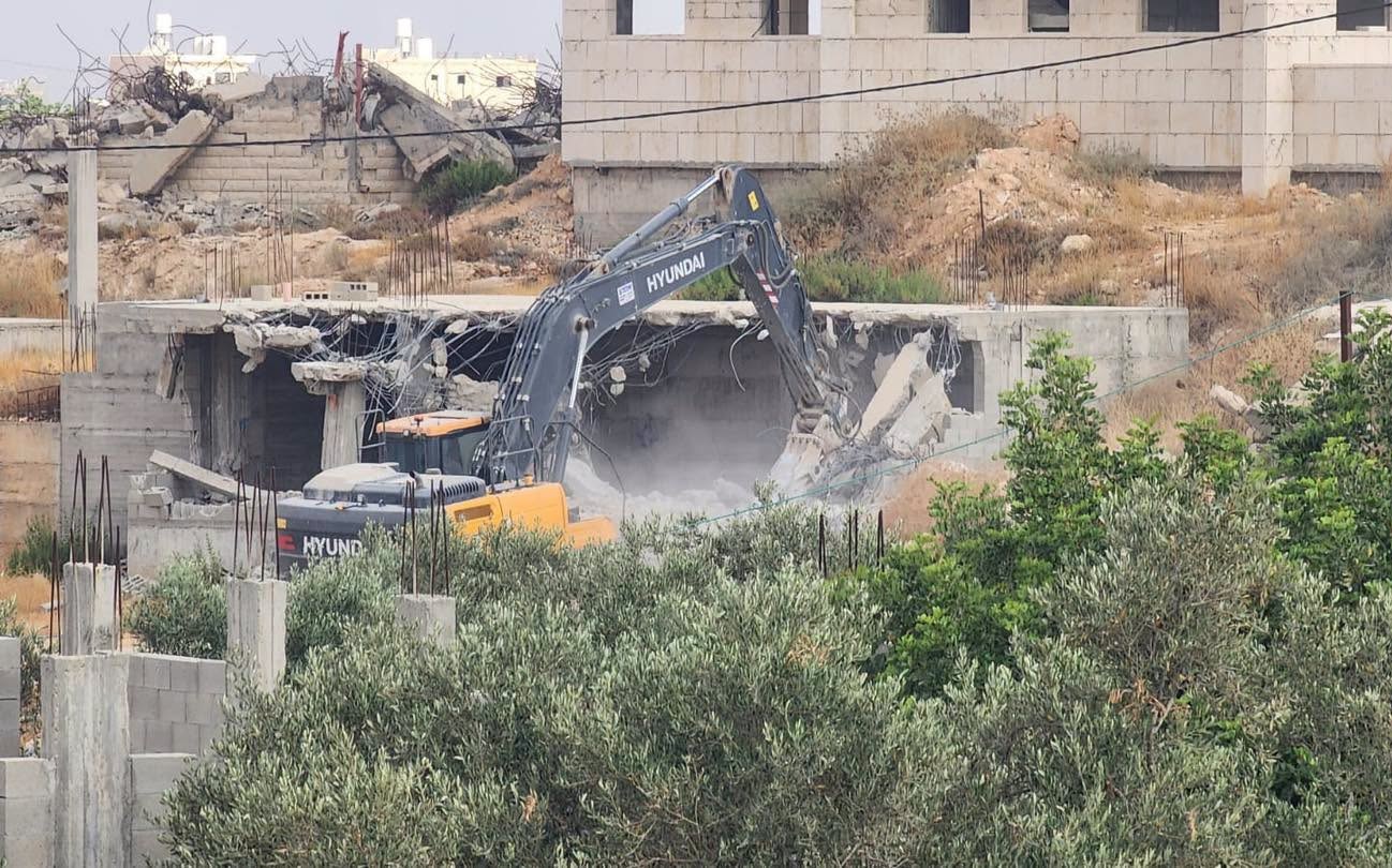 جرافات الاحتلال تهدم منزلين قيد الإنشاء في قرية شقبا غرب رام الله