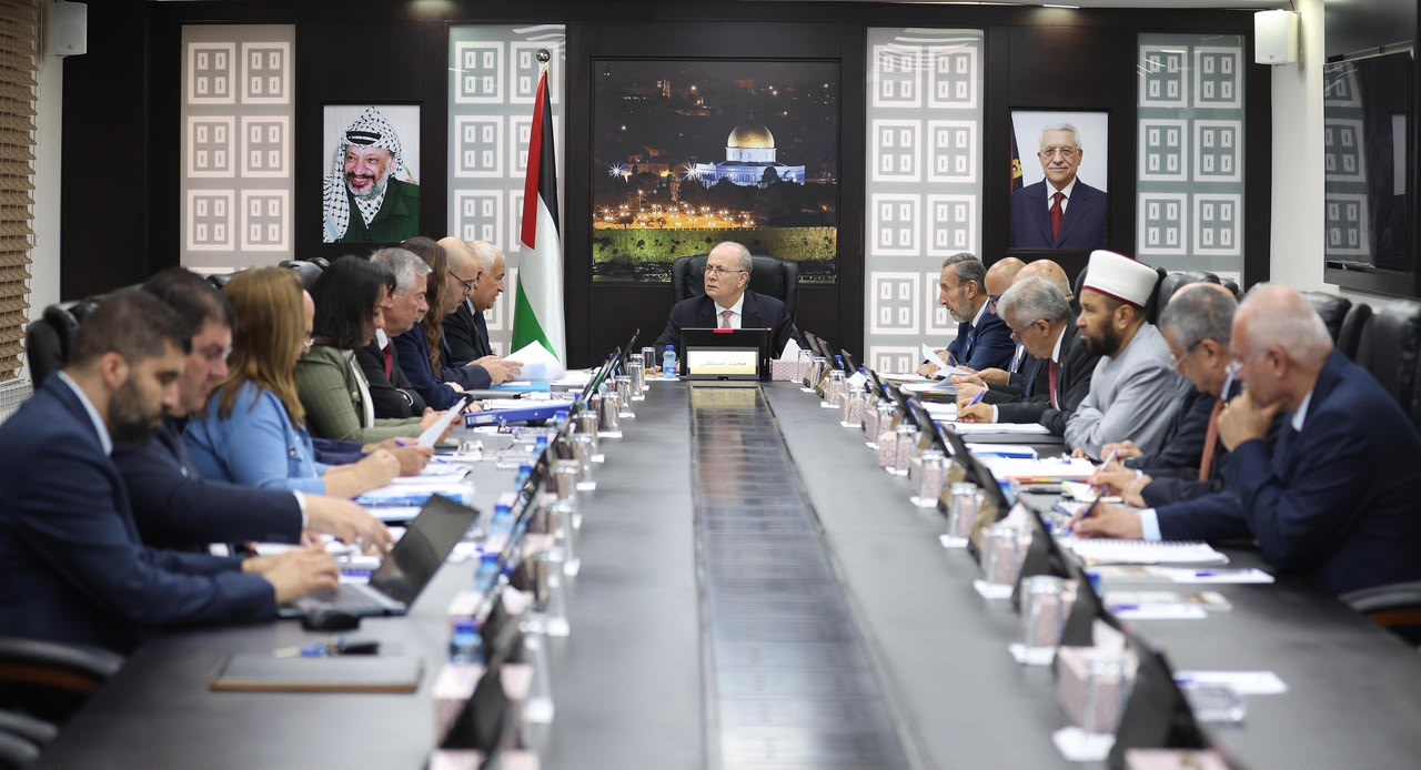 رئيس الوزراء يوجّه بتكثيف الجولات الميدانية خاصة للمناطق المستهدفة وتوفير كل ما أمكن من مقومات الصمود