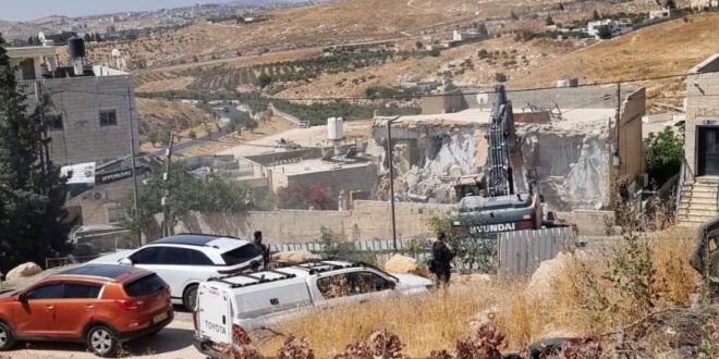 جرافات الاحتلال تهدم بناية سكنية في صور باهر جنوب شرق القدس