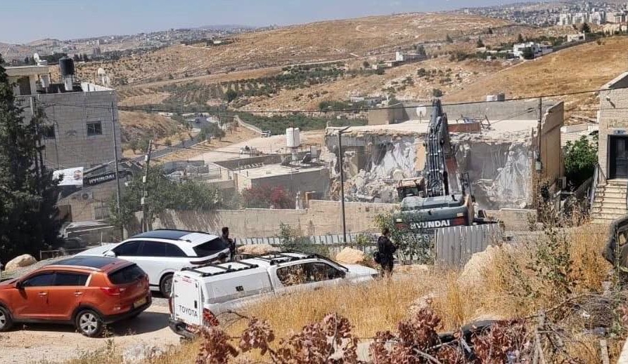 جرافات الاحتلال تهدم بناية سكنية في صور باهر جنوب شرق القدس