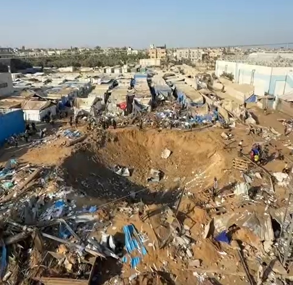 الاحتلال يدمر مستودع الأدوية في مستشفى شهداء الأقصى وسط غزة