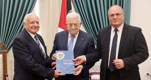 الرئيس محمود عباس يتسلم التقرير السنوي لجامعة القدس المفتوحة