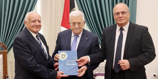 الرئيس محمود عباس يتسلم التقرير السنوي لجامعة القدس المفتوحة