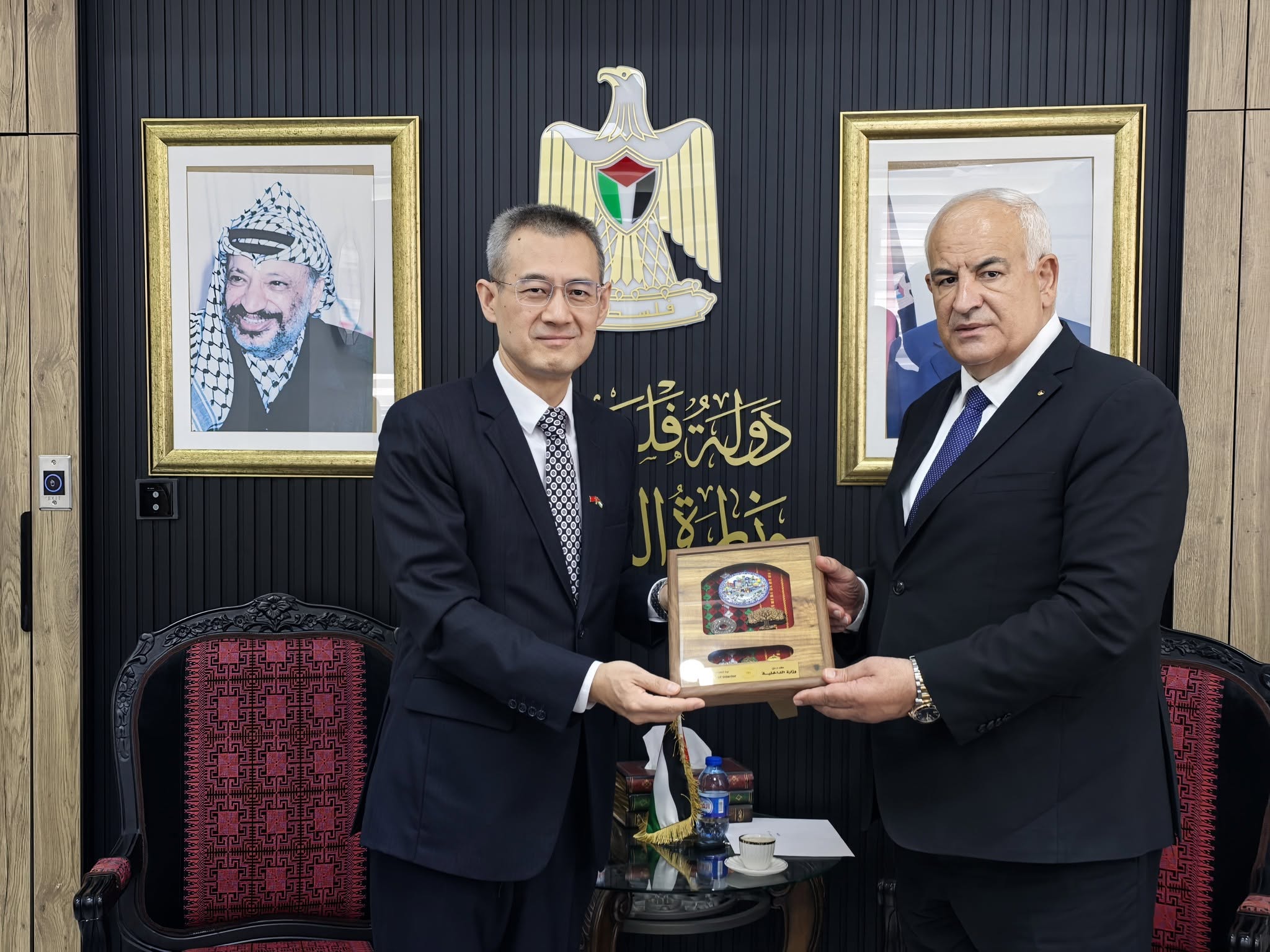 السفير الصيني لدى فلسطين سون تشن يزور وزير الداخلية اللواء زياد هب الريح