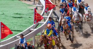 إقامة سباق خيل في منطقة شيتسانغ الصينية