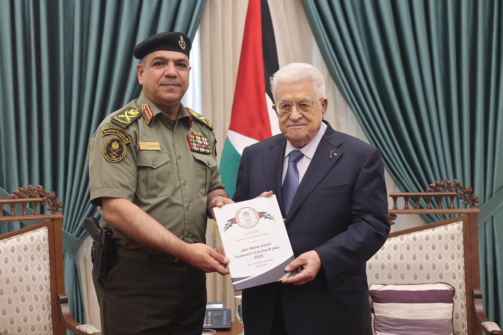 الرئيس محمود عباس يتسلّم التقرير السنوي لجهاز الاستخبارات العامة لعام 2025