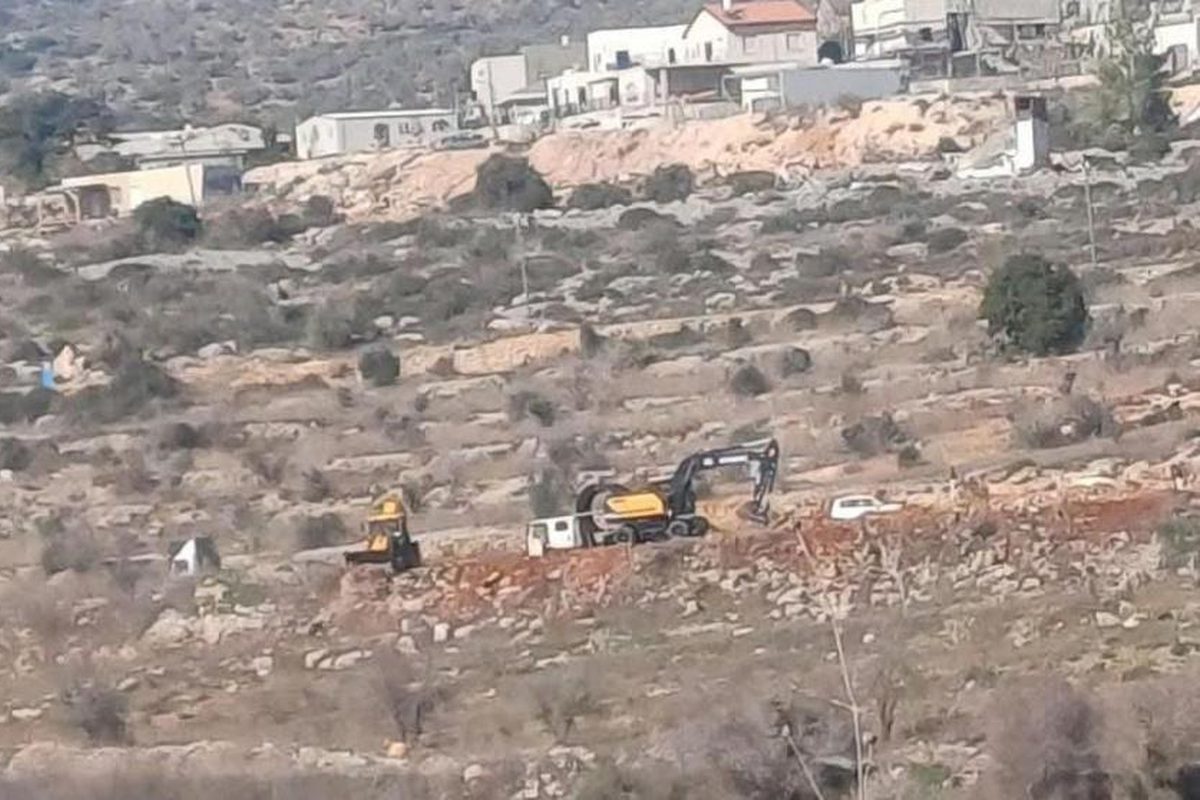 مستوطنون يجرفون أراضي في "بيت إكسا" غرب القدس لتوسيع بؤرة استيطانية