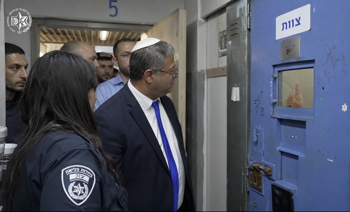  بن غفير يقتحم زنازين الأسيرات ويتفاخر بمسؤوليته عن التنكيل بالأسرى