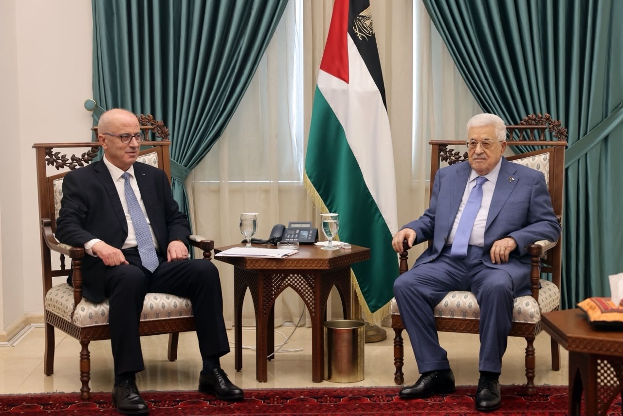 الرئيس عباس خلال استقباله الحمد الله: الانتخابات التشريعية في موعدها المحدد في 28 تشرين الثاني المقبل