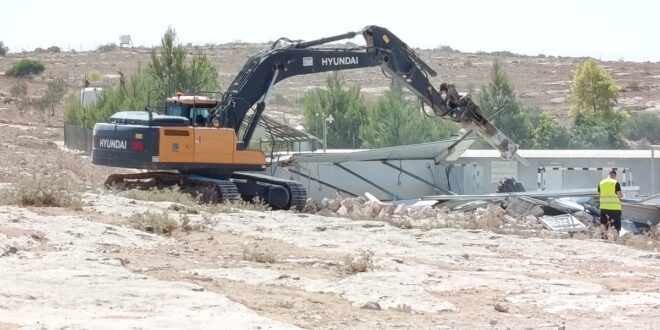 الاحتلال يشرع بهدم مدرسة في شعب البطم بمسافر يطا جنوب الخليل