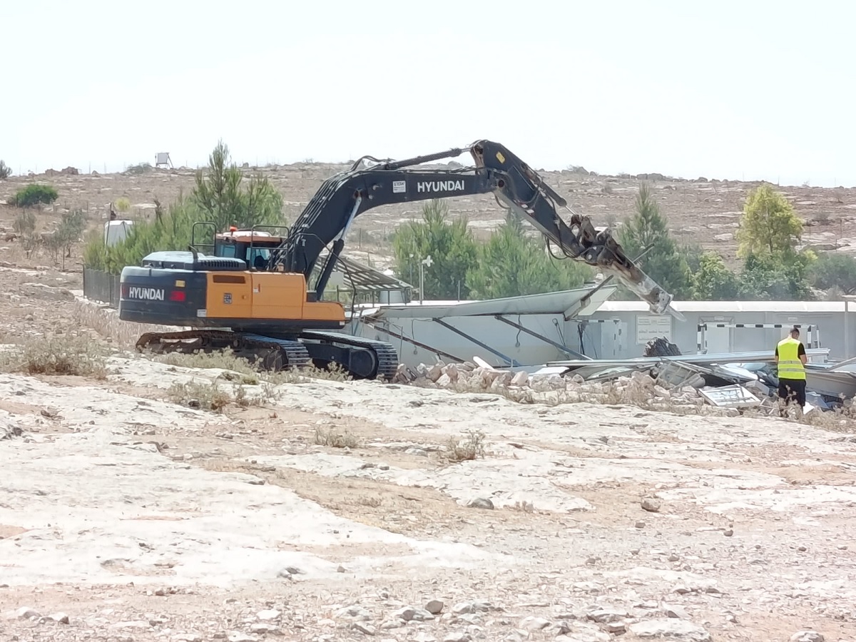 الاحتلال يشرع بهدم مدرسة في شعب البطم بمسافر يطا جنوب الخليل