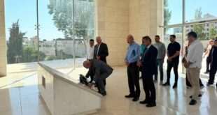 وضع إكليل زهور على ضريح الرئيس ياسر عرفات في الذكرى الـ97 لميلاده