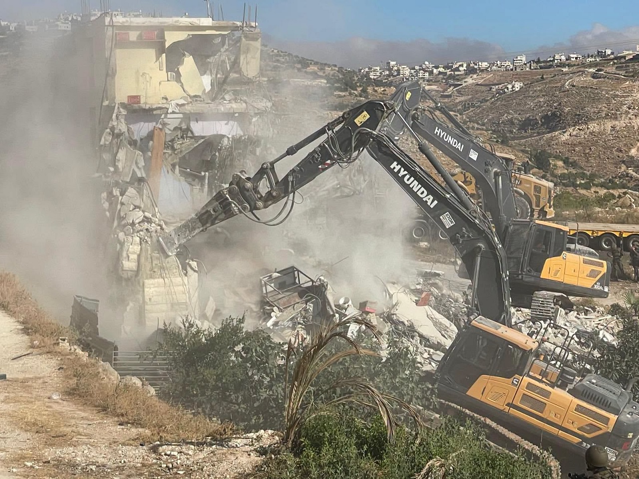 جرافات الاحتلال تهدم منزلاً في قرية المنية شرق بيت لحم