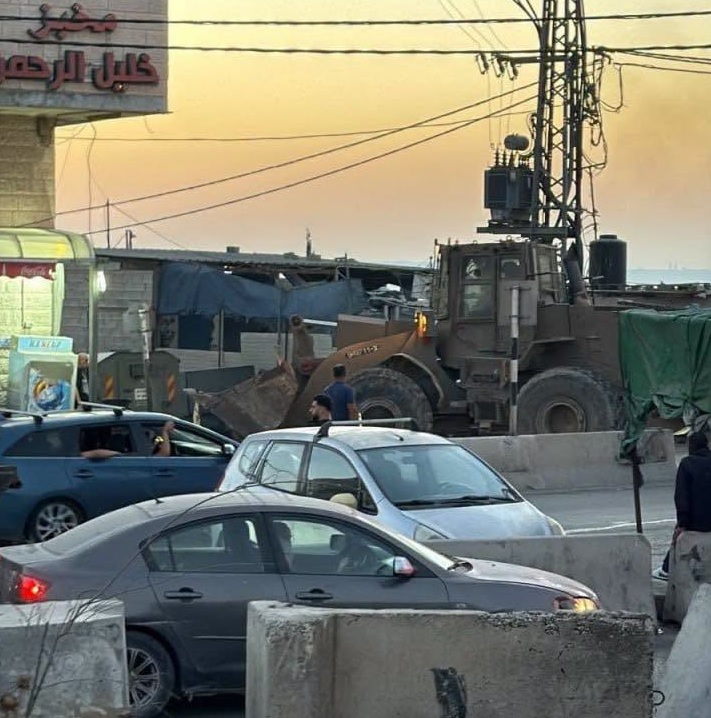 اقتحام واسع لمخيم قلنديا: الاحتلال يعتدي على صحفي ويدهس شاباً