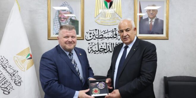 باسم الرئيس: وزير الداخلية زياد هب الريح يمنح العميد جيسون لانجليه ميدالية الخدمة الممتازة