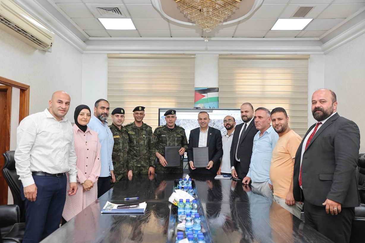 بلدية الخليل وقيادة المنطقة توقّعان مذكرة تفاهم لتعزيز تشغيل غرفة التحكم الموحدة
