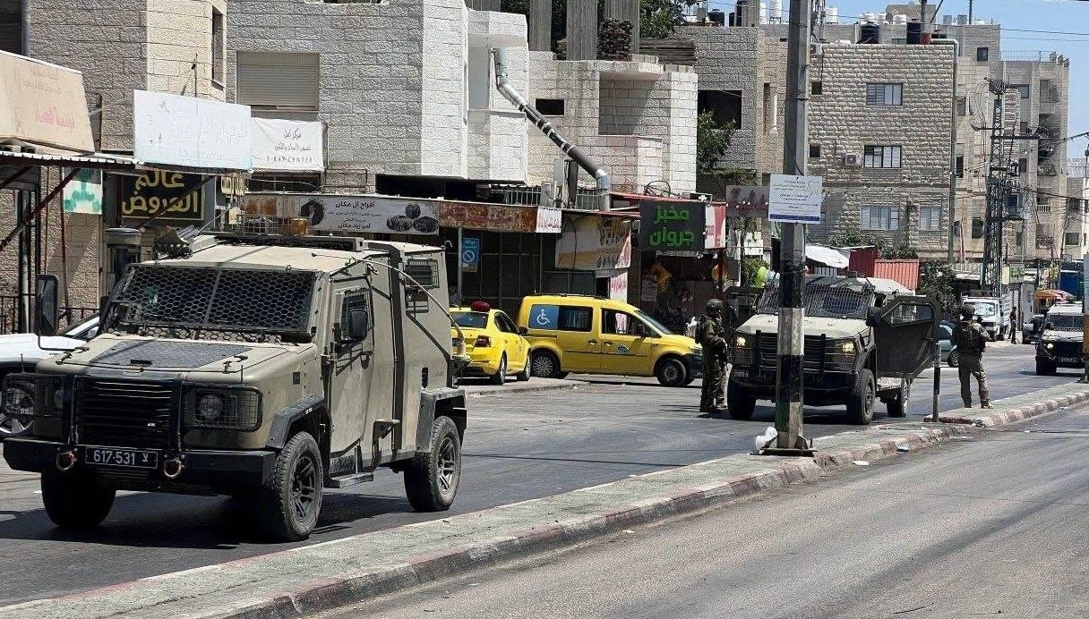 الاحتلال يقتحم عدة قرى في نابلس ويداهم المنازل ويعبث بمحتوياتها