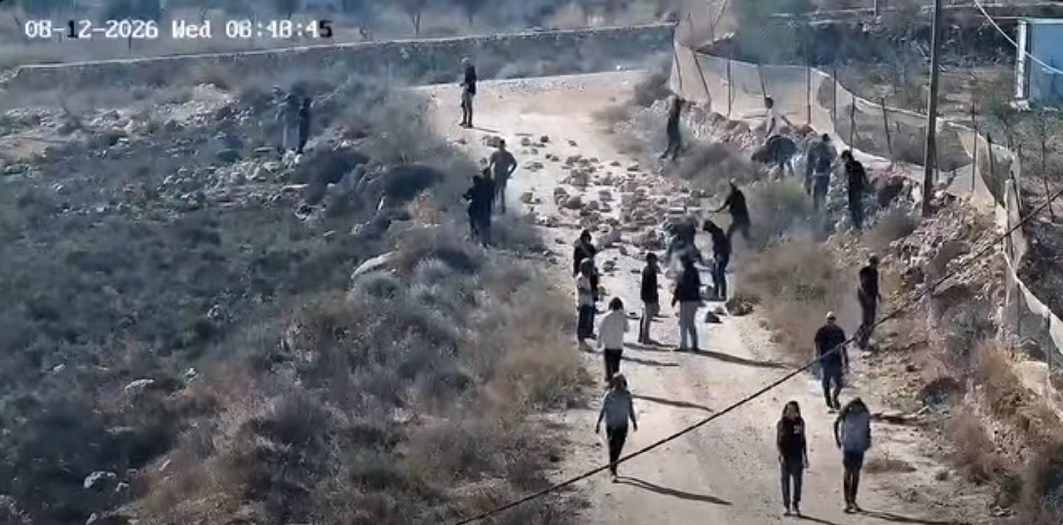 مستوطنون يواصلون حصار منزل في قصرة جنوب نابلس لليوم الرابع
