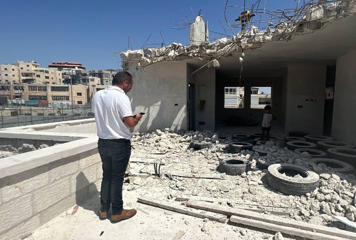 الاحتلال يجبر مقدسيا على هدم منزله ذاتيا في بلدة سلوان