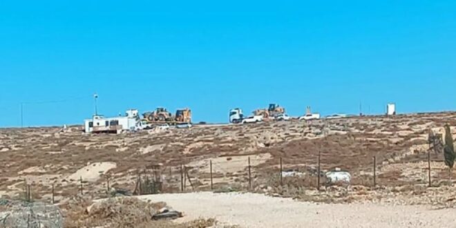 الاحتلال يهدم مساكن وبركسات وآبار مياه في خربة الفخيت بمسافر يطا