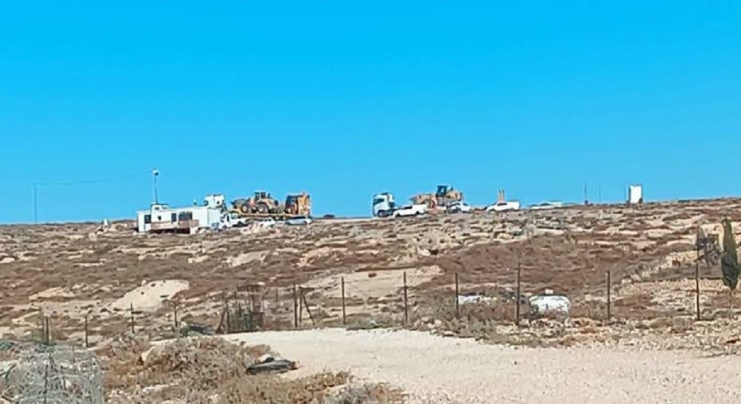 الاحتلال يهدم مساكن وبركسات وآبار مياه في خربة الفخيت بمسافر يطا