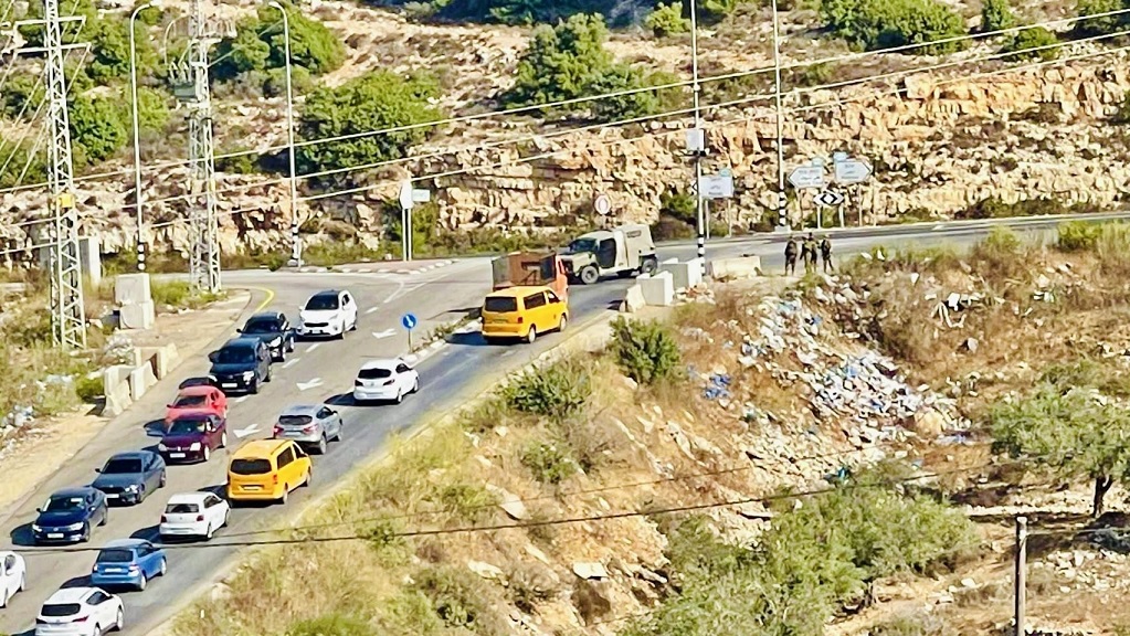 الاحتلال يغلق مدخل قرية المغير شرق رام الله