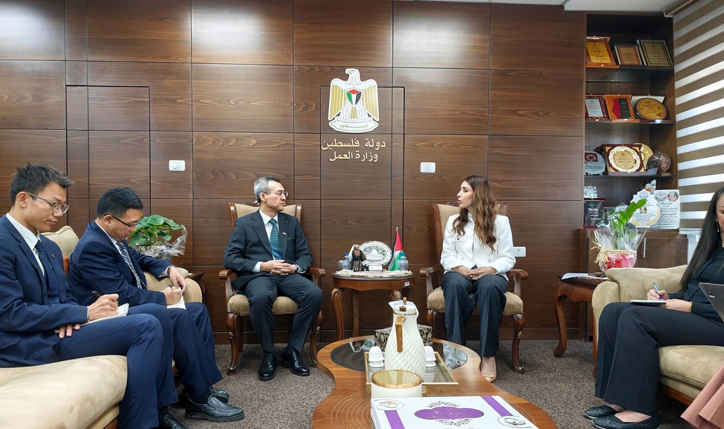السفير الصيني لدى فلسطين سون تشن يلتقي بوزيرة العمل إيناس العطاري
