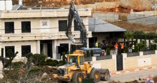 جرافات الاحتلال تهدم منزلا من طابقين في قرية قلنديا شمال القدس