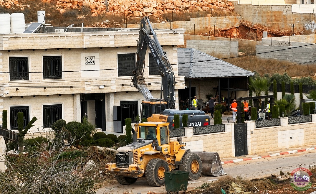 جرافات الاحتلال تهدم منزلا من طابقين في قرية قلنديا شمال القدس