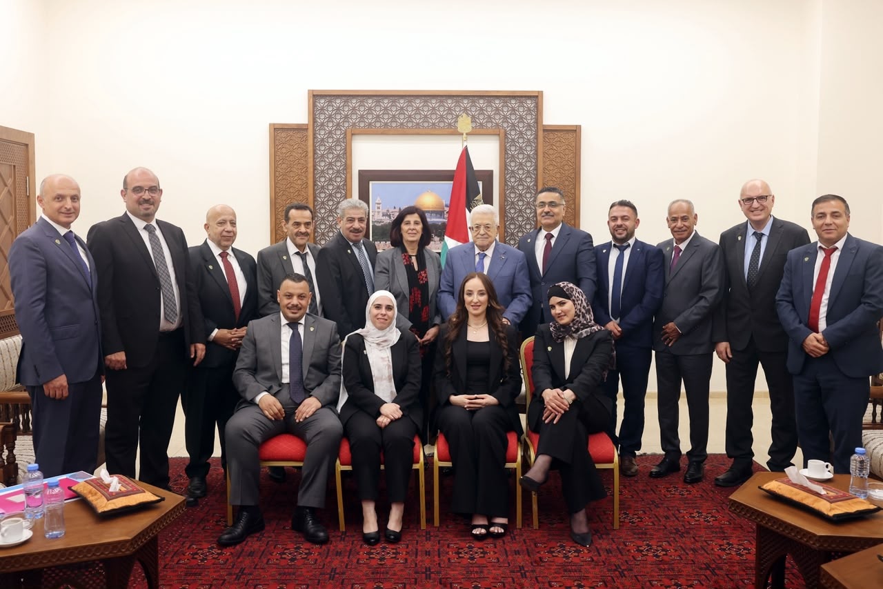 الرئيس محمود عباس يستقبل رئيسة وأعضاء مجلس بلدي نابلس ويطلع على خطط النهوض بالواقع التنموي والخدماتي