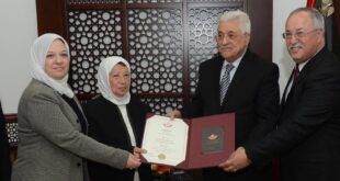 الرئيس محمود عباس يمنح الشهيد فهد القواسمة وسام نجمة الشرف