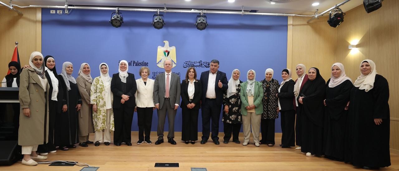 رئيس الوزراء يسلم منحا لـ 45 جمعية نسوية في محافظات شمال الضفة لتعزيز التمكين الاقتصادي والصمود