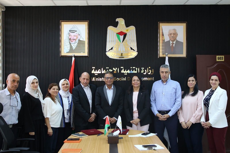 وزارة التنمية الاجتماعية توقع اتفاقية مع جمعية الإغاثة الطبية الفلسطينية لتعزيز خدمات حماية النساء والفتيات بدعم من صندوق الأمم المتحدة للسكان
