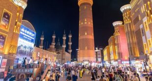 أورومتشي: اقتصاد الليل يشهد انتعاشا ملحوظا في منطقة البازار الكبير السياحية