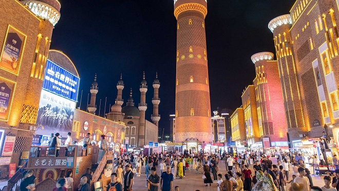 أورومتشي: اقتصاد الليل يشهد انتعاشا ملحوظا في منطقة البازار الكبير السياحية