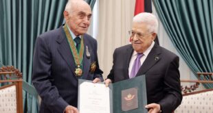 الرئيس محمود عباس يقلد منيب المصري "النجمة الكبرى" من وسام القدس