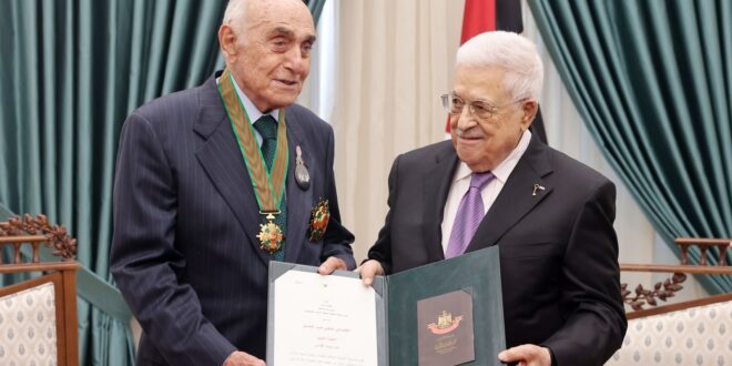 الرئيس محمود عباس يقلد منيب المصري "النجمة الكبرى" من وسام القدس