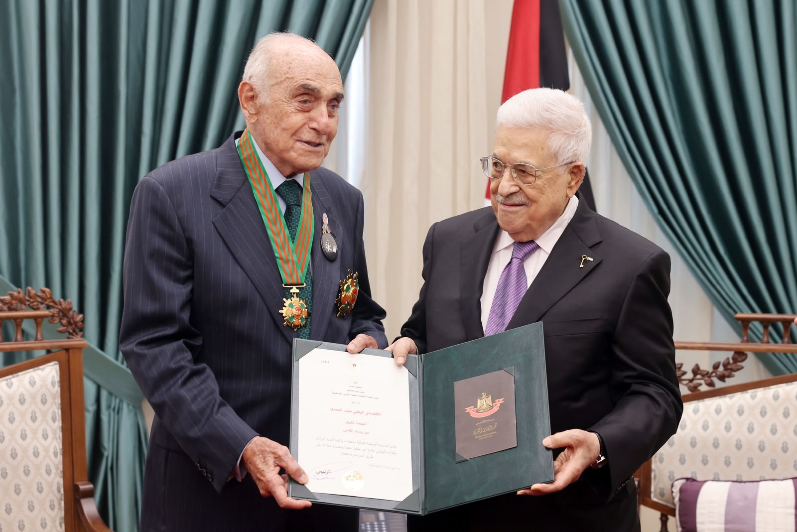 الرئيس محمود عباس يقلد منيب المصري "النجمة الكبرى" من وسام القدس