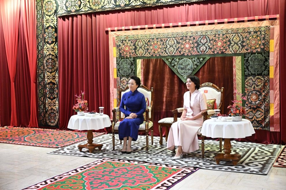 زيارة عقيلتي الرئيس الصيني والرئيس القيرغيزي إلى المتحف الوطني للتاريخ في قيرغيزستان