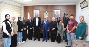 طلبة من جامعة الخليل يكرّمون اللواء أنور رجب تقديراً لدعمه التدريب العملي وتعزيز الشراكة مع الجامعة