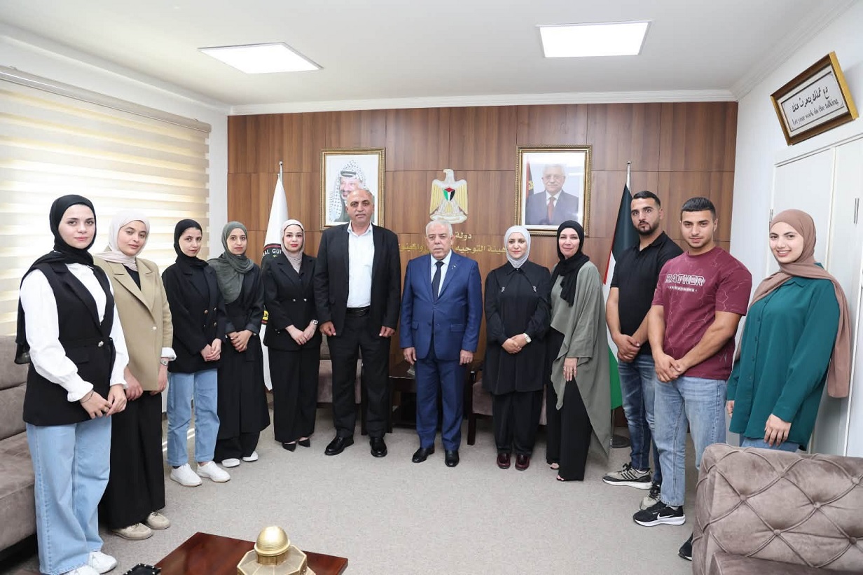 طلبة من جامعة الخليل يكرّمون اللواء أنور رجب تقديراً لدعمه التدريب العملي وتعزيز الشراكة مع الجامعة