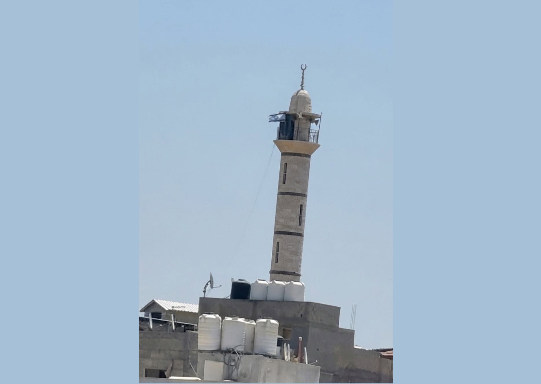الاحتلال يرفع علمه فوق مئذنة مسجد في مخيم نور شمس شرق طولكرم