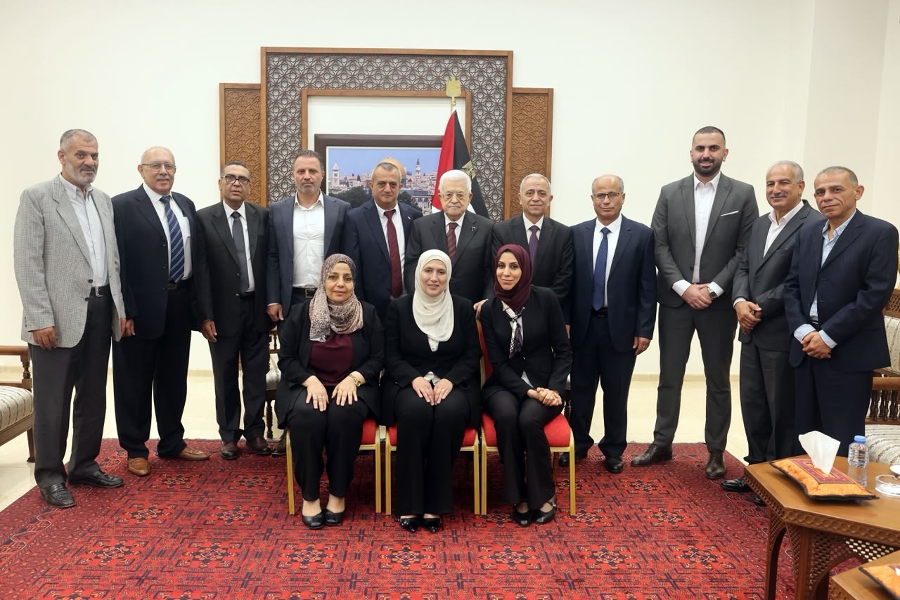الرئيس محمود عباس يستقبل رئيس المجلس البلدي في طولكرم وأعضاءه المنتخبين
