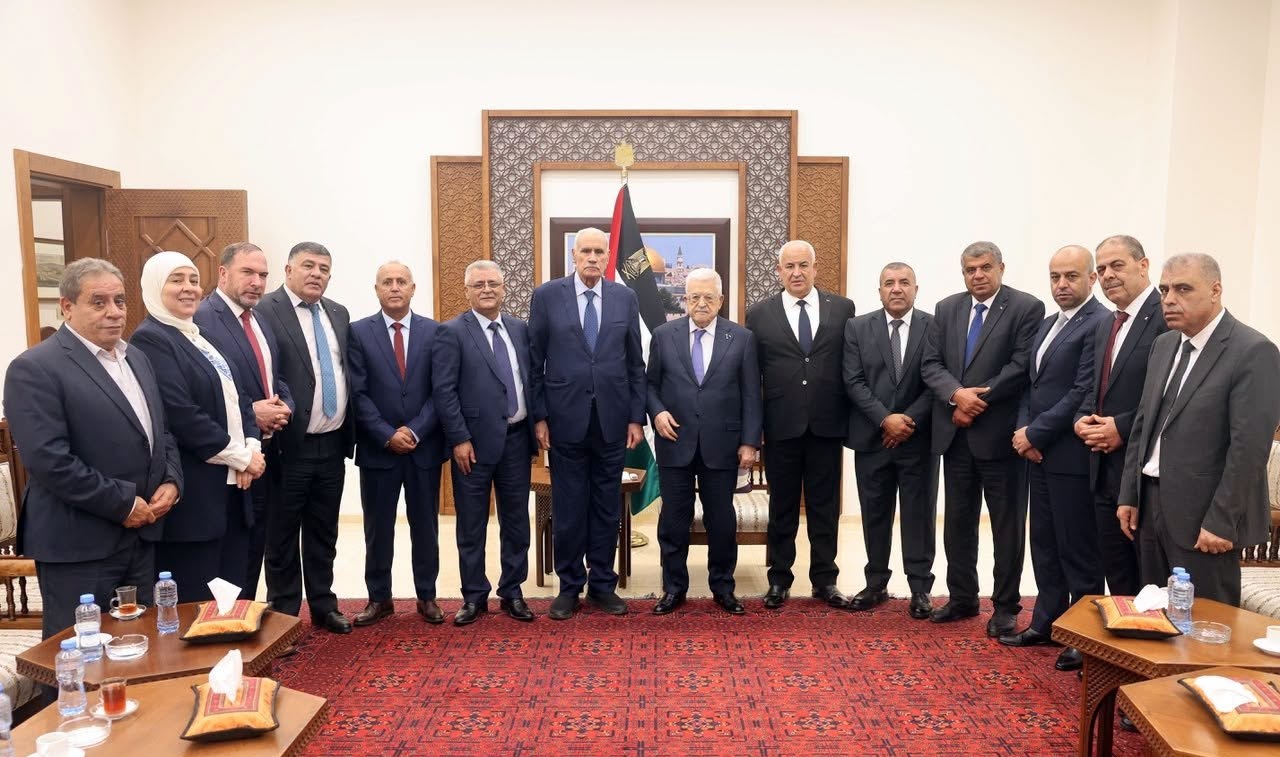 الرئيس محمود عباس يترأس اجتماعا لمجلس المحافظين ويطلع على الأوضاع الميدانية واعتداءات الاحتلال
