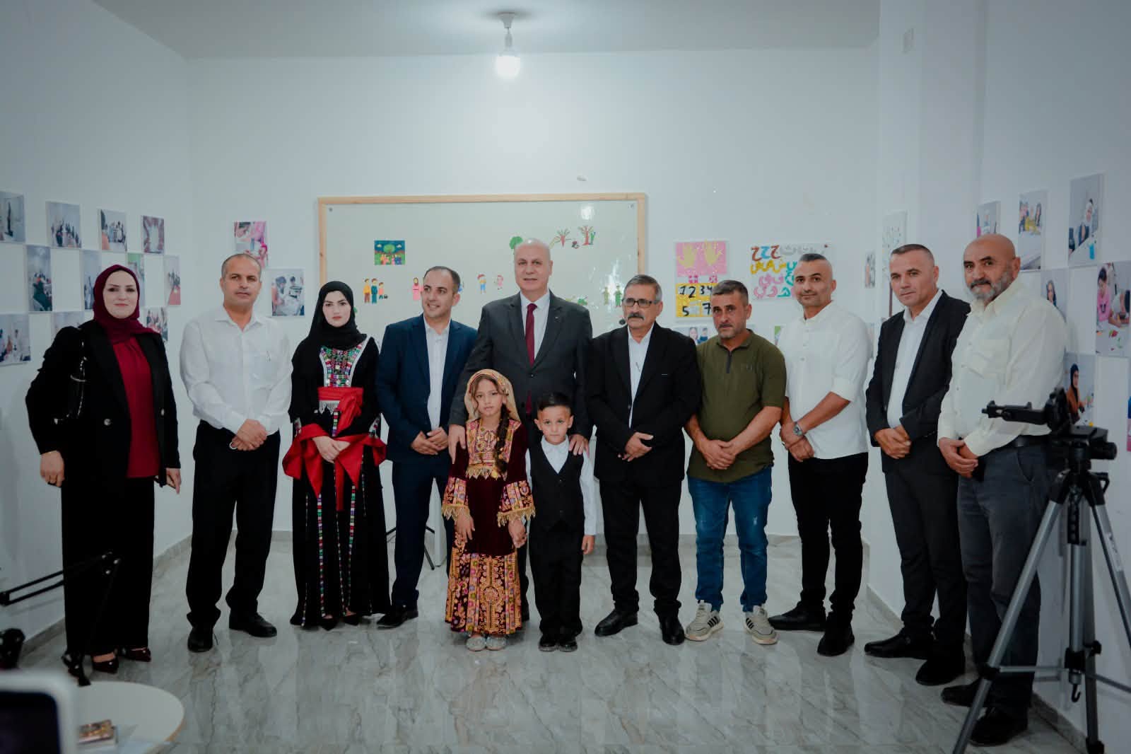 وزير الثقافة يزور يطا ويرعى الحفل الختامي لمشروع "خطوات صغيرة…حكايات كبيرة" في تجمع خلة المية