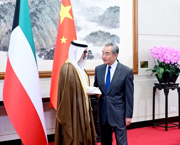 وزير خارجية الصين يدعو الأطراف المعنية في الشرق الأوسط والخليج إلى استئناف الحوار والتفاوض