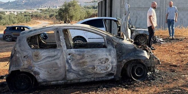 مستوطنون يحرقون مركبتين في بيتا جنوب نابلس