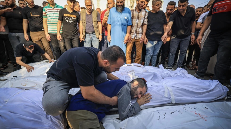 استشهاد طفل وشاب متأثرين بإصابتهما بنيران وقصف الاحتلال على قطاع غزة