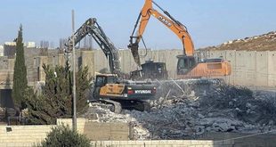الاحتلال يهدم إسطبلًا في بلدة الرام شمال القدس